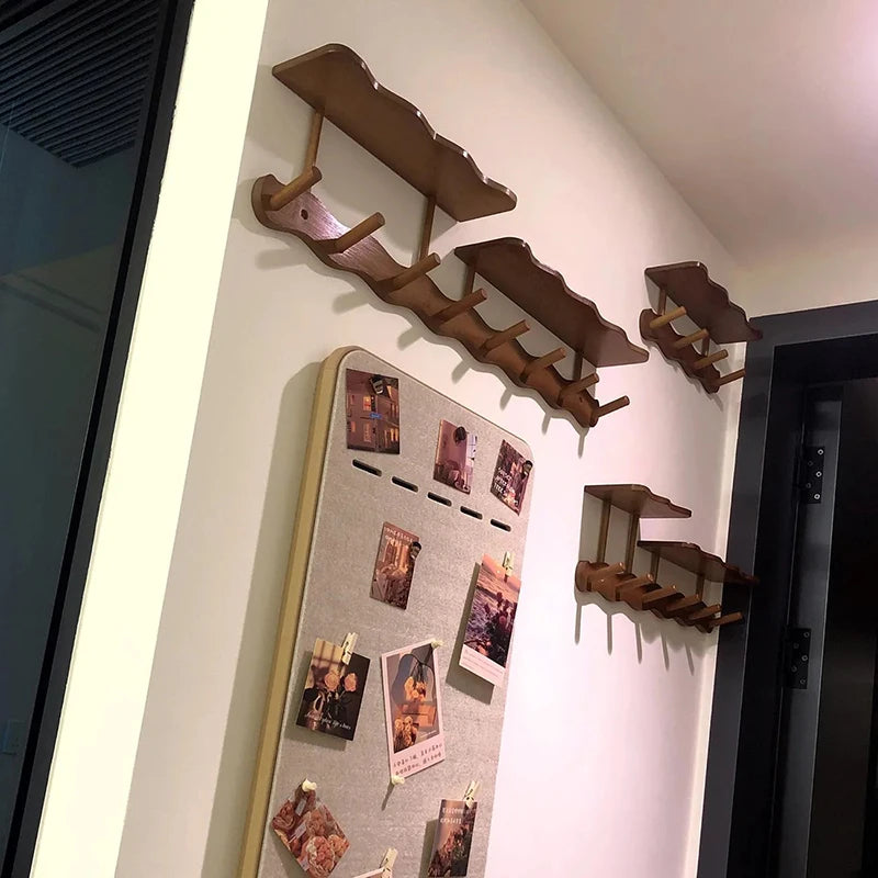 Vegghengt knaggrekke i bambus – med oppbevaringshylle