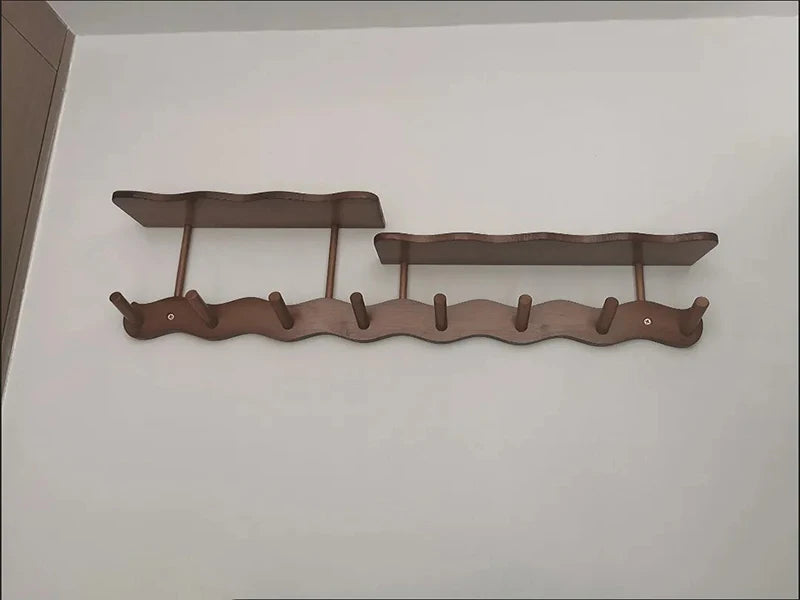 Vegghengt knaggrekke i bambus – med oppbevaringshylle