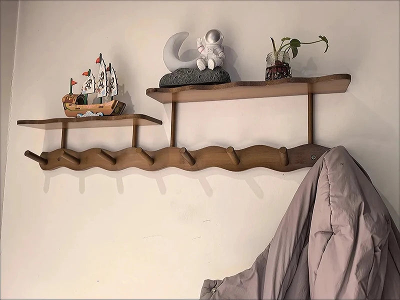 Vegghengt knaggrekke i bambus – med oppbevaringshylle