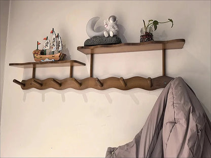 Vegghengt knaggrekke i bambus – med oppbevaringshylle